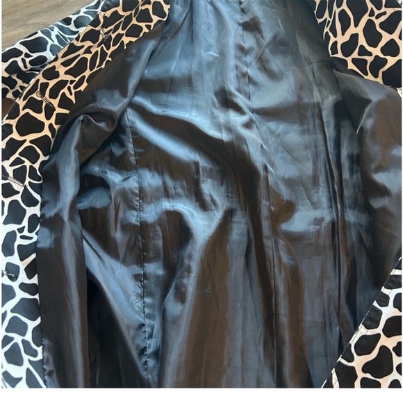Black and White lightweight Coat with Animal Print - Picture 7 of 7